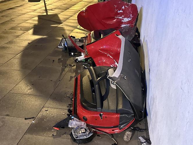 Kierujący sportowym BMW uderzył w słup tramwajowy w Warszawie. Dwie osoby ranne