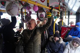 Mikołajkowy trolejbus wyjechał na ulice Lublina! Jakie dekoracje świąteczne zdobią jego wnętrze? Zobacz koniecznie