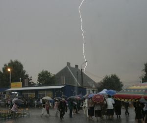 Niebezpieczne zjawiska nad polskim niebem. Już nie tylko lejący się żar przetacza się przez Polskę 