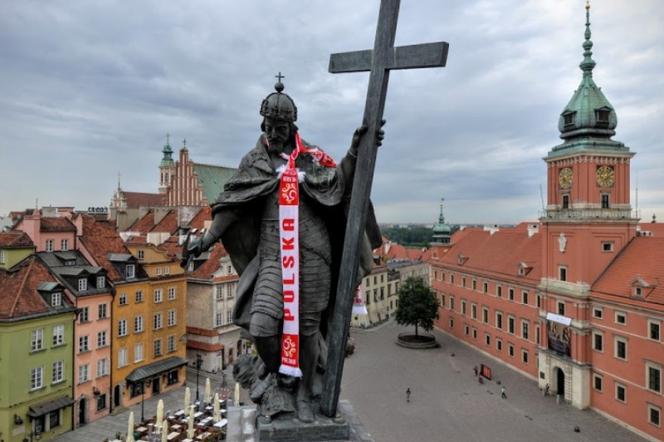 Szalik kibica na pomniku Zygmunta III Wazy [ZDJĘCIA]