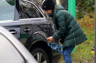 Marta Kaczyńska jak mechanik! Sama sobie radzi z autem