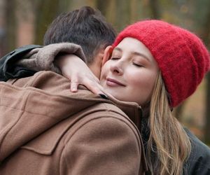 Barwy szczęścia odc. 3173. Sofia (Valeria Gouliaeva), John ( Jan Pyrek) 