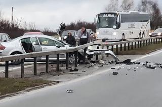 Wypadek w Bytomiu na obwodnicy. Samochód rozbił się na barierach energochłonnych