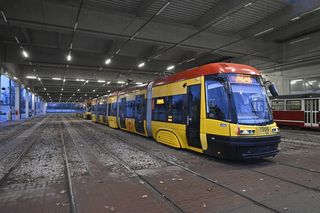 Warszawa ściąga motorniczych z Krakowa. Kuszą wysokimi zarobkami i licznymi benefitami. „Tutaj łatwiej się jeździ”