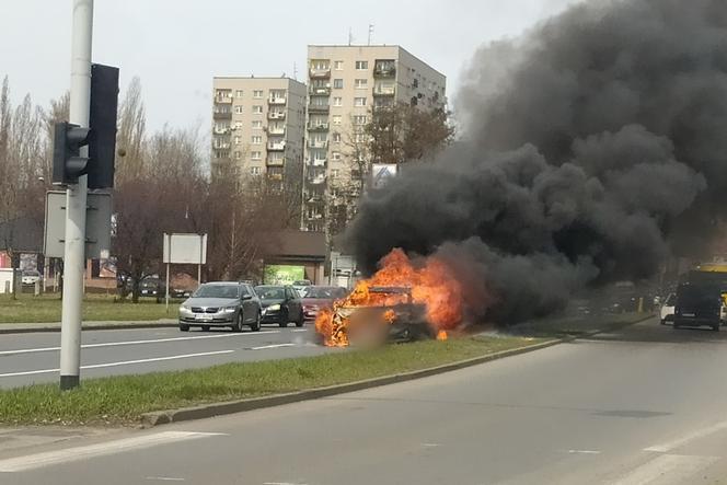 Katowice. Samochód na ul. Kościuszki nagle stanął w płomieniach! Potężne kłęby dymu
