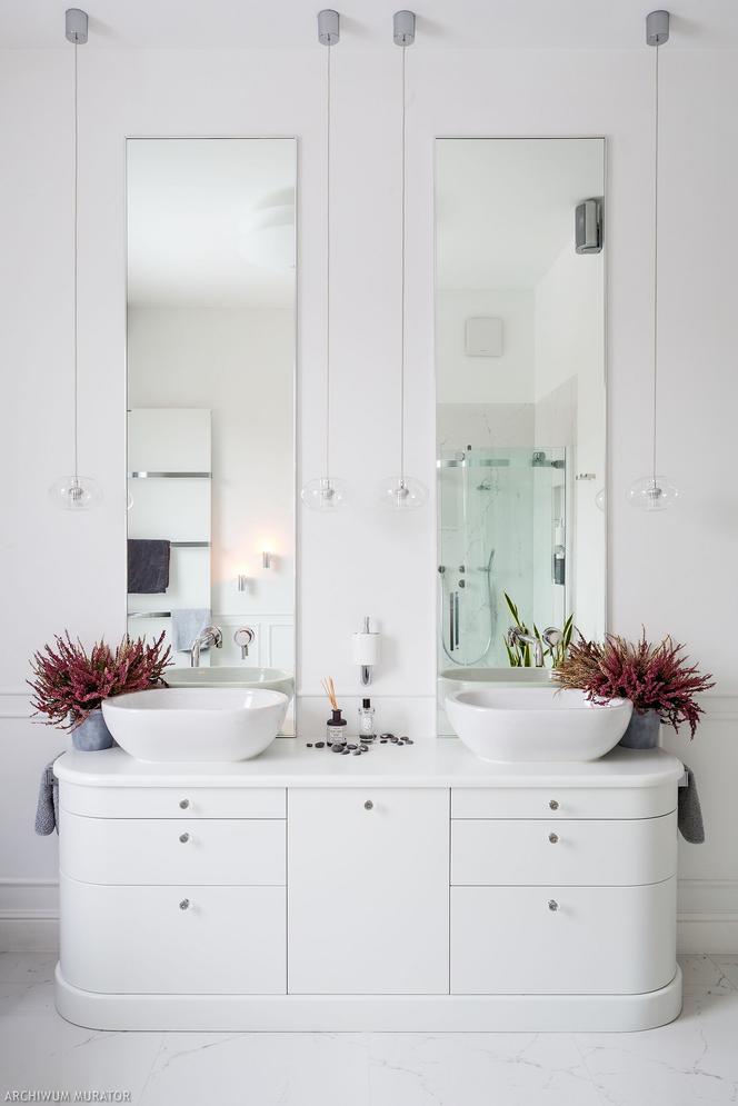 Biała łazienka w eleganckim stylu