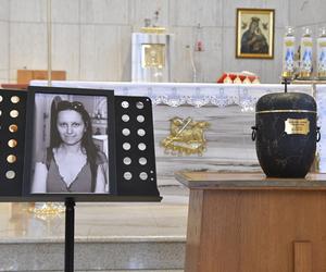 Pogrzeb Oli Wesołowskiej. Dziennikarka Super Expressu walczyła z ciężką chorobą. Ostatnie pożegnanie na Cmentarzu Północnym w Warszawie