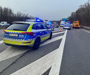 Wypadek na A4. 19-letni kierowca peugeota uderzył w bariery energochłonne