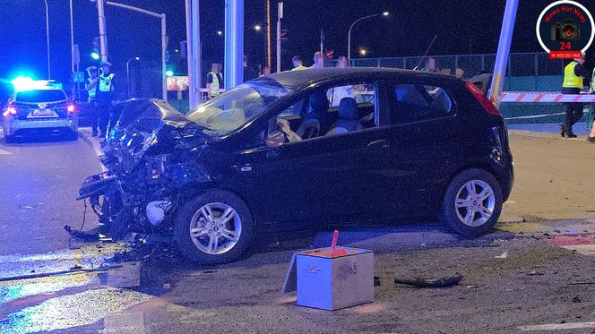 Auto spadło z kilku metrów na tory tramwajowe w Warszawie