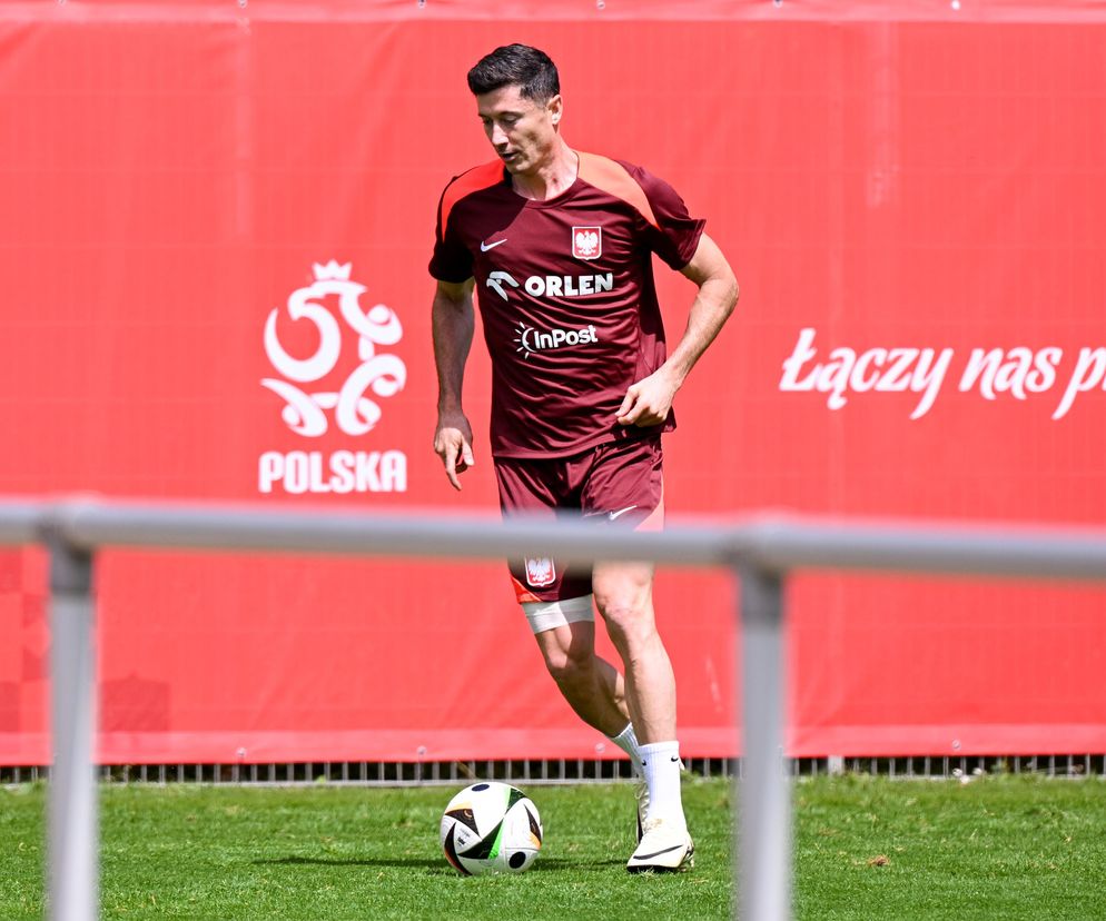 Lewandowski trenuje z bandażem na nodze