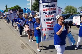 Strajk pielęgniarek. W Olsztynie była pikieta, w Działdowie strajk ostrzegawczy [WIDEO]