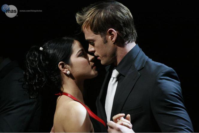 Nie igraj z aniołem (Cuidado con el angel). Juan Miguel (William Levy), Marichuy (Maite Perroni)