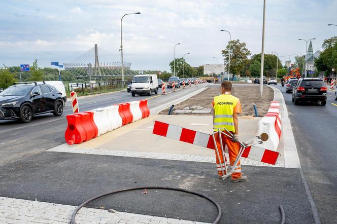 Budowa przejścia dla pieszych przez Wisłostradę opóźniona