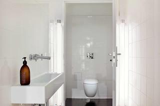 Minimalistycznie biała łazienka