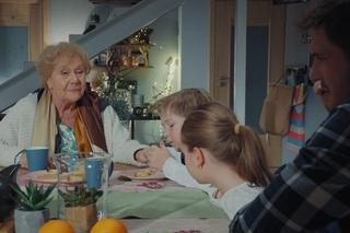 M jak miłość odc. 1787. Barbara (Teresa Lipowska), Marcin (Mikołaj Roznerski), Szymek (Staś Szczypiński), Maja (Laura Jankowska)