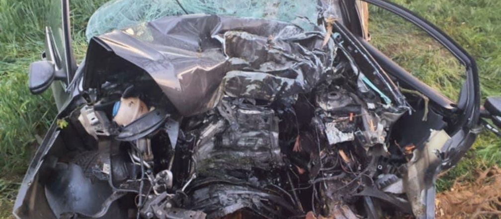 Tragedia pod Skierniewicami. 28-letni kierowca zginął po zderzeniu z drzewem
