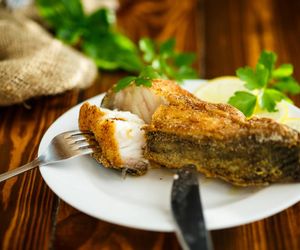 Robię karpia z cebulą i majerankiem, by zaoszczędzić czas w Wigilię. Jego smak i aromat to coś, na co zawsze czekamy