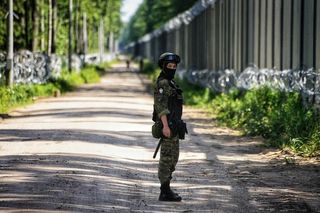 Migranci rzucali kamieniami i konarami. Ataki na polskie patrole przy granicy z Białorusią