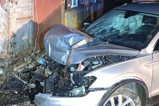 Auto staranowało ogrodzenie i wbiło się w dom. Kierowca był kompletnie pijany 