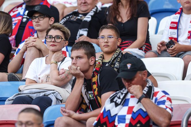Górnik Zabrze - Termalica Nieciecza. Niesamowita atmosfera na Arenie Zabrze! Kibice Górnika dopingują swoją drużynę