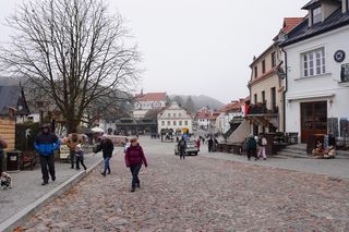 Mglisty Kazimierz Dolny w obiektywie. Miasteczko nad Wisłą przyciąga turystów nawet późną jesienią