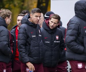 Reprezentacja zmokła na spacerze. Lewandowski się krył przed deszczem