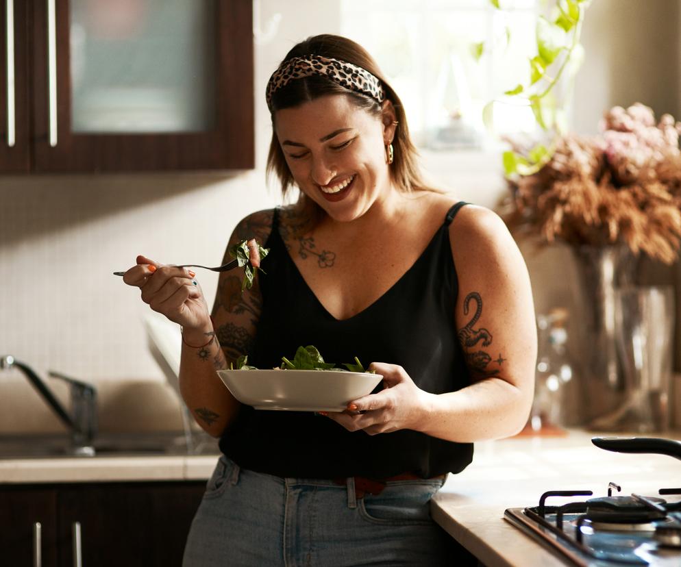 Kobieta je śniadanie w kuchni