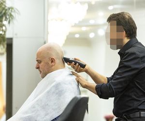 Paweł Kowal robi się na bóstwo u barbera