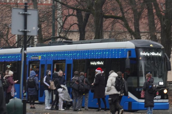 Mikołajkowy tramwaj przejechał przez Kraków