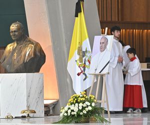 Warszawa żegna papieża Franciszka. Poruszające wpisy w Archikatedrze 