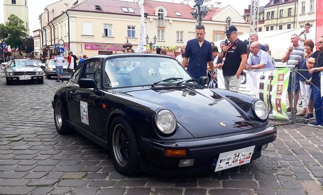 XX Podkarpacki Rajd Pojazdów Zabytkowych - konkurs elegancji na Rynku w Rzeszowie