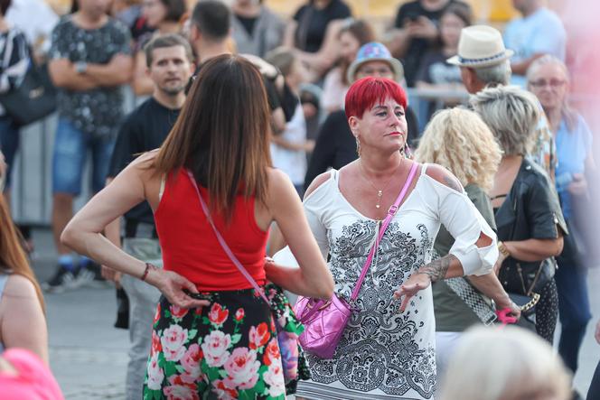 Potańcówka przed teatrem w Katowicach