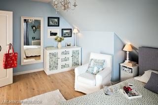 Sypialnia w kolorze niebieskim zdjęcia: aranżacja w stylu modern country