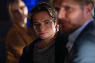 Na dobre i na złe odc. 967. Maks Beger (Tomasz Ciachorowski), haker Drago (Piotr Gadomski)