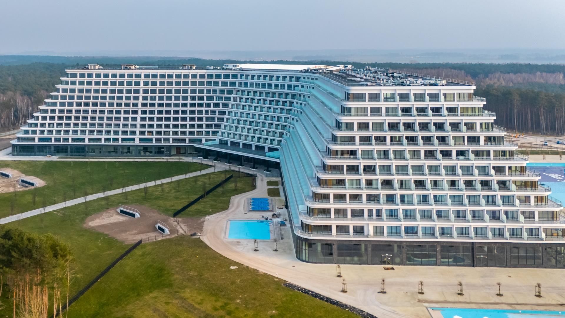 Hotel Gołębiewski w Pobierowie przypomina z daleka ogromny okręt pasażerski