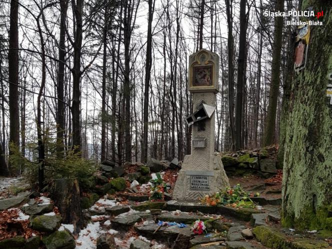 ZBEZCZEŚCIŁ kapliczkę, a krzyż OBLAŁ farbą! Wandal z Bielska-Białej w rękach policji