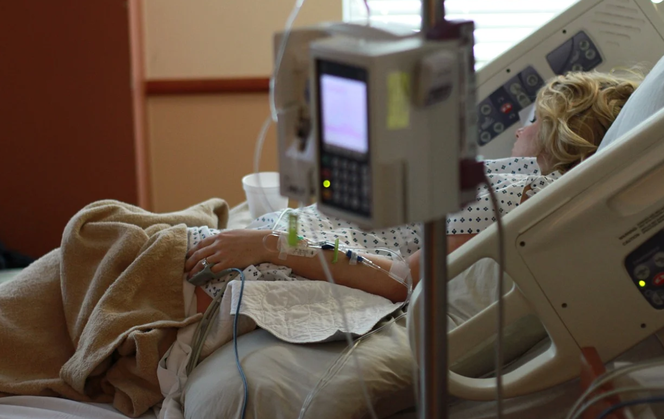 Pielęgniarz o pracy na oddziale covidowym. Byłem jeden do 30 pacjentów. Chciałem rzucić to wszystko i wybiec ze szpitala