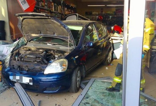 85-latek wjechał toyotą do sklepu. Kasjerka w szpitalu. Wypadek pod Kościanem [ZDJĘCIA]