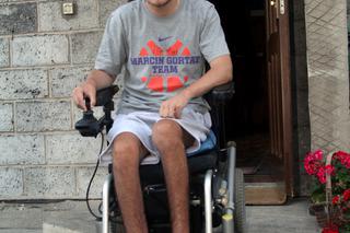 Lunatyk wybudzony zbiera na wózek