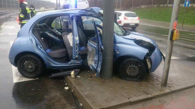 Wypadek na ul. Hlonda – nissan uderzył w słup sygnalizacji świetlnej