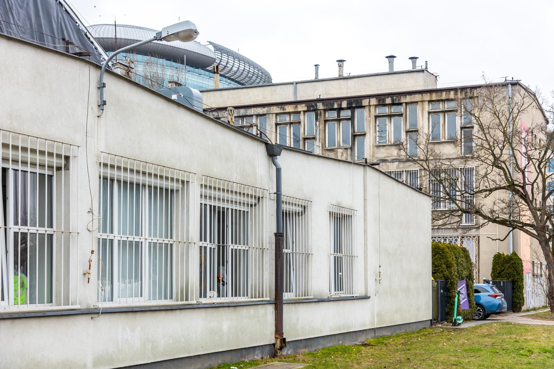 Zabytkowa hala na Suwak 4 w Warszawie