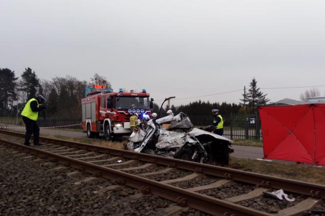 Koszmarny wypadek na przejeździe kolejowym w Papowie Toruńskim