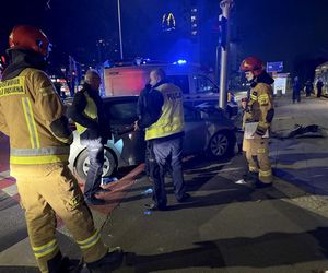 Jechał z żoną i dzieckiem, wylądował na słupie. Próbował zrzucić winę na ukochaną. Alkomat oszalał