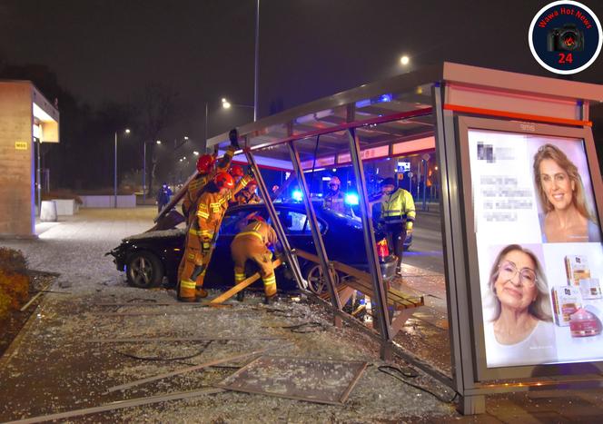 Totalna demolka na Targówku. Bmw rąbnęło w przystanek autobusowy