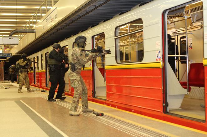 Ćwiczenia SOP w stołecznym metrze