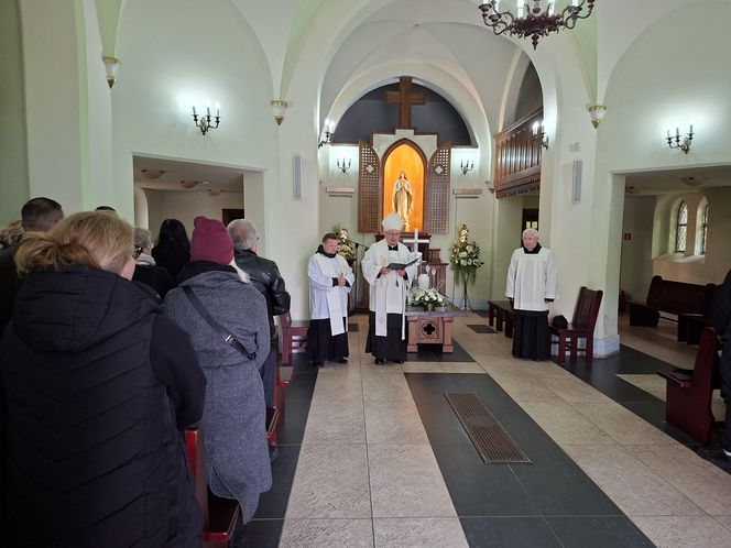 Uroczystości pogrzebowe w kaplicy na koszalińskim cmentarzu. Przewodniczył bp Krzysztof Zadarko.
