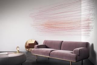 Rożowa sofa w stylu skandynawskim