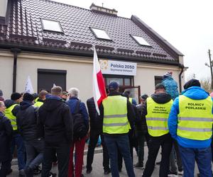 Protest rolników w Białymstoku. Siano i obornik przed biurem marszałka Hołowni