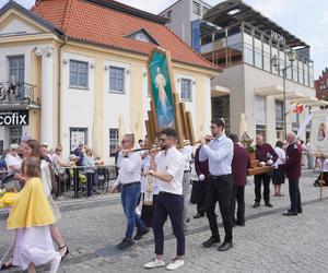 Boże Ciało 2024. Tłumy wiernych przeszły w procesji ulicami Białegostoku