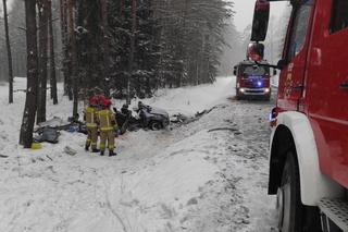 Śmiertelny wypadek na DK 58. Osobówka wjechała w ciężarówkę. Nie żyją dwie osoby